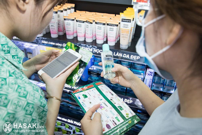 Khách hàng dễ dàng sử dụng ứng dụng Hasaki trên điện thoại để check giá và thông tin sản phẩm.