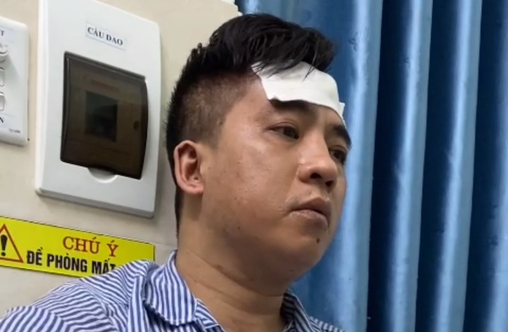 Nguyễn Việt Hùng phải nhập viện điều trị thương tích nhẹ sau khi đánh nhau với một đối tượng khác.