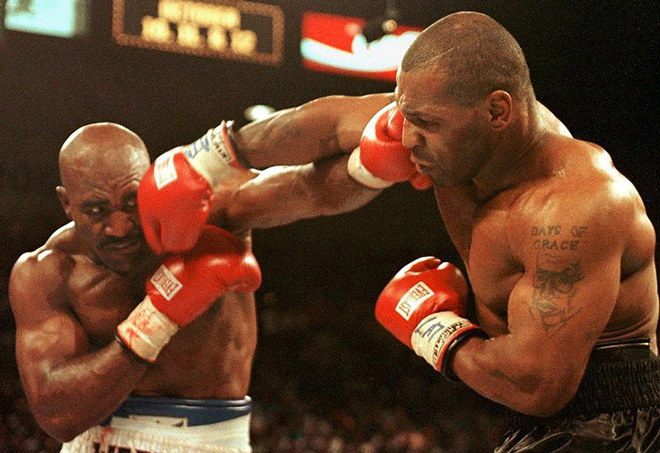 Holyfield (trái) 2 lần bị Tyson cắn tai vào năm 1997