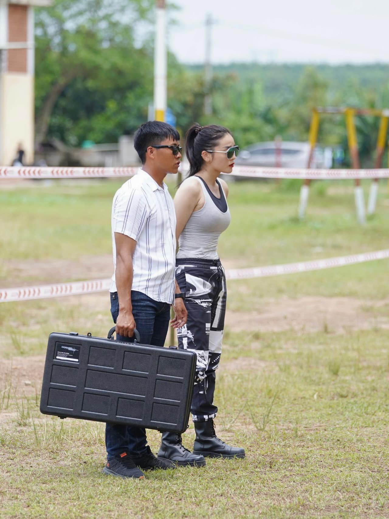 Kỳ Duyên thực hiện nhiệm vụ vào khách sạn bắt cướp cùng đồng chí Mũi trưởng Long.