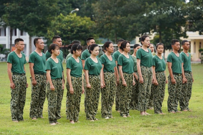 Với chiều cao nổi bật, Kỳ Duyên không tránh khỏi sự cố trang phục ngày đầu tiên tham gia tập huấn.