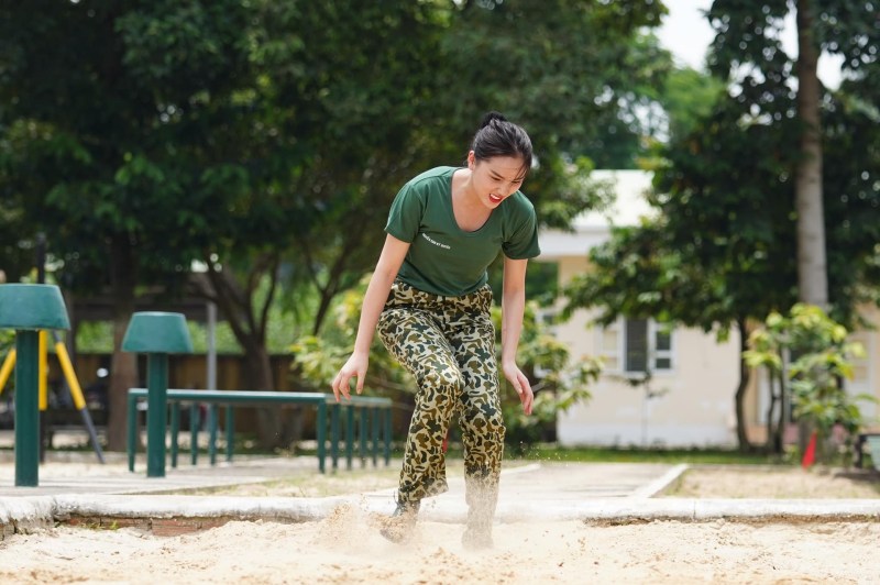 Kỳ Duyên không hoàn thành bài tập nhảy xa vì quần quá chật.