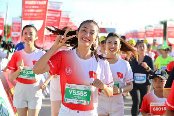 Hình ảnh Hoa hậu Tiểu Vy chạy cổ động trong &nbsp;Vô địch Quốc gia Marathon và cự ly dài báo Tiền Phong (Tiền Phong Marathon) 2020