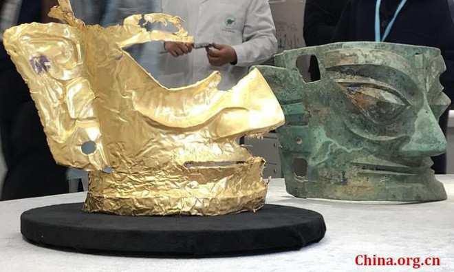 Mặt nạ bằng vàng khổng lồ được tìm thấy ở di chỉ&nbsp;Tam Tinh Đôi.