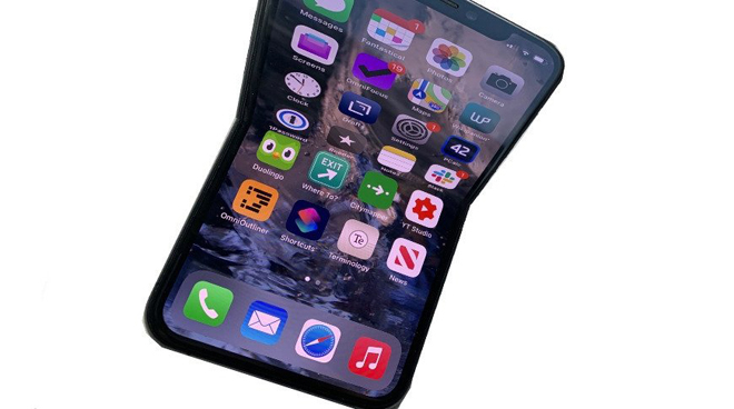 Ảnh concept iPhone Fold có màn hình gập lại.