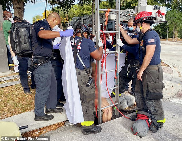 Người phụ nữ khỏa thân được đưa lên khỏi cống ngầm. Ảnh: Delray Beach Fire Rescue