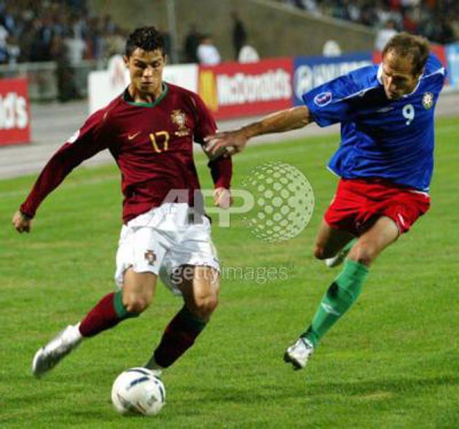 Ronaldo từng lập cú đúp giúp Bồ Đào Nha thắng Azerbaijan 3-0 năm 2006