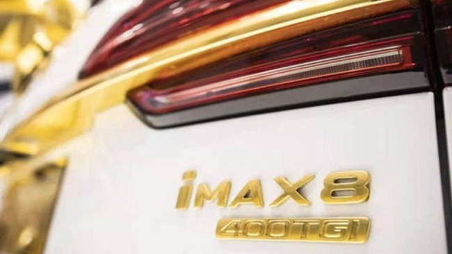 Mẫu xe đa dụng Roewe iMax 8 chính thức ra mắt vào tháng 10 năm ngoái, gồm phiên bản chạy xăng và phiên bản chạy hoàn toàn bằng điện
