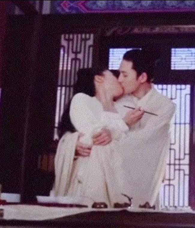 Trong cảnh quay hôn nhau, Lưu Đào và bạn diễn bị khán giả để ý tới 'bàn tay hư' của Châu Du Dân. Cảnh âu yếm nhiệt tình này diễn xuất chân thực nhưng lại vấp phải tranh cãi.
