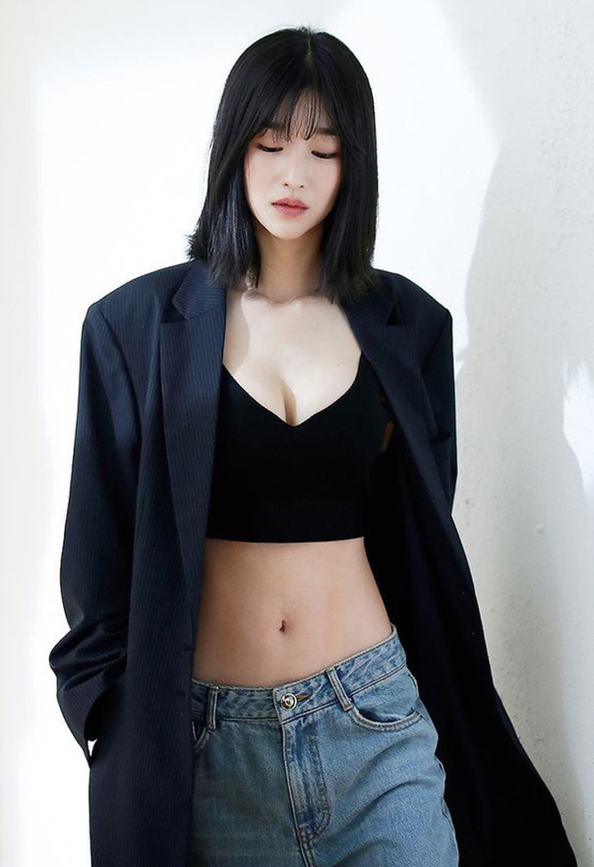 Vòng eo "con kiến" của Seo Ye Jin giúp cô ghi điểm trong các trang phục crop top, hở eo.
