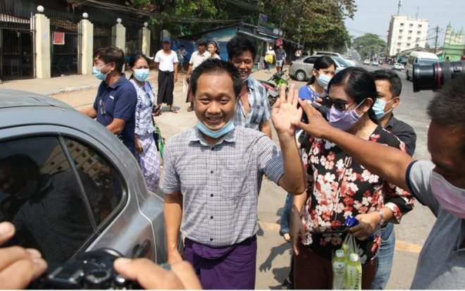 Phóng viên Thein Zaw của hãng tin&nbsp;AP&nbsp;được thả ngày 24-3 sau ba tuần bị bắt. Ảnh: AP