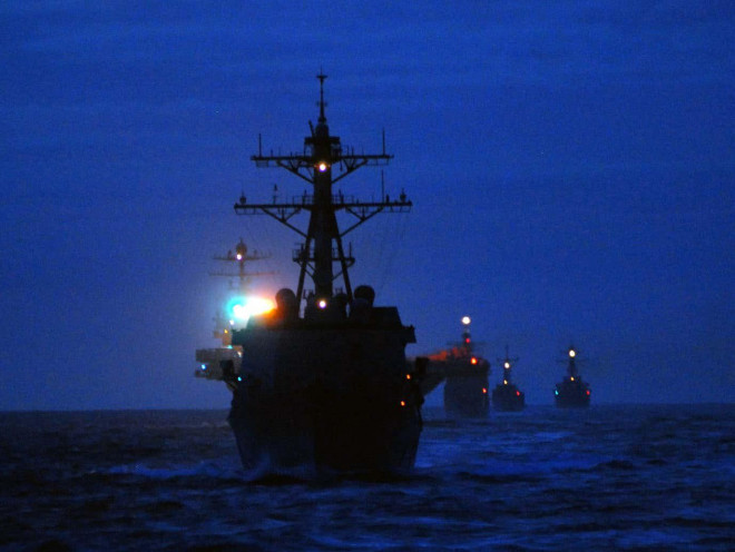 Một số máy bay không người lái liên tục quần thảo trên bầu trời quanh các tàu khu trục của Hải quân Mỹ ngoài khơi bờ biển California vào tháng 7-2019. Ảnh: Hải quân Mỹ