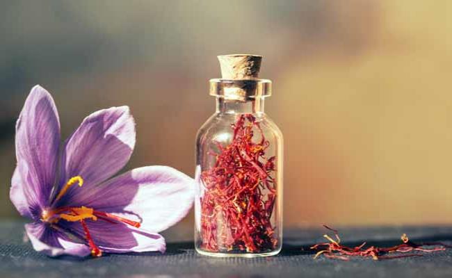 Iran hiện là nước sản xuất nhiều saffron nhất thế giới, tiếp đến là các nước như Tây Ban Nha, Ấn Độ, Thổ Nhĩ Kỳ, Ma Rốc.
