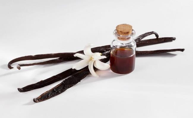 Vanilla thực chất là lớp tinh thể phủ trên hạt bên trong quả của một loại phong lan nhiệt đới cùng tên.
