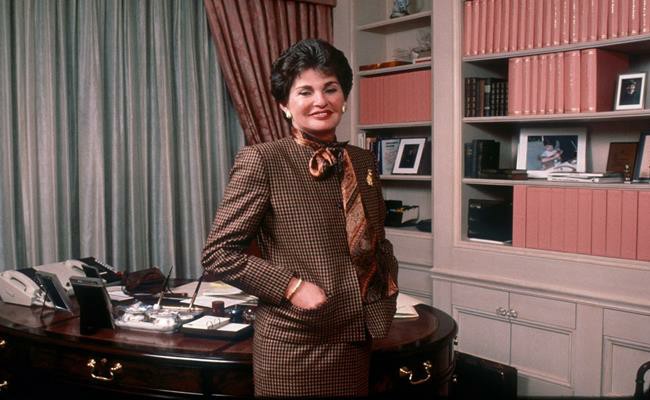 Leona Helmsley (SN 1920) được báo giới ca ngợi là “Bà hoàng bất động sản”, nhà từ thiện hào phóng, chủ nhân của những bữa tiệc xa hoa nhưng ở 1 khía cạnh khác, bà lại bị gắn với biệt danh “Nữ hoàng keo kiệt”.
