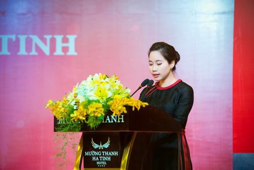 Lê Thị Hoàng Yến phát biểu khai trương khách sạn tại miền Trung.