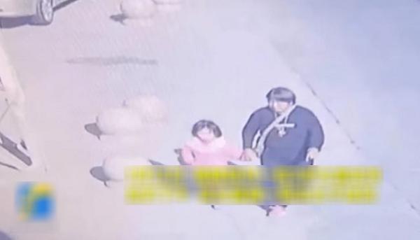 Sau khi vào cuộc, cảnh sát đã lục tìm camera khu vực, phát hiện hình ảnh bé gái bị một người phụ nữ 50 tuổi dẫn đi vài lúc 9 giờ 30 phút sáng.