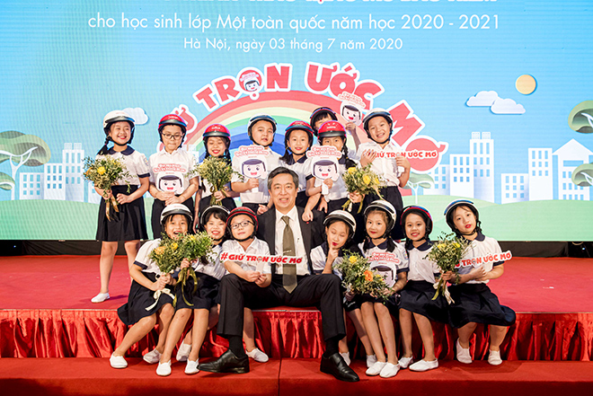 Honda Việt Nam trao tặng mũ bảo hiểm cho các em học sinh