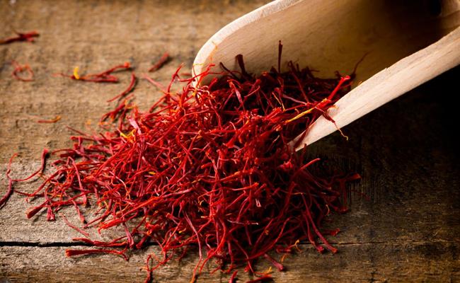 Đến thế kỷ thứ 7, saffron có mặt ở Trung Quốc rồi sau đó lan sang các nước Châu Âu trong giai đoạn Trung Đại.
