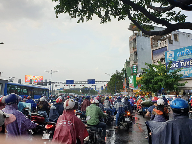 Cơn mưa giúp người dân được giải nhiệt sau chuỗi ngày nắng nóng