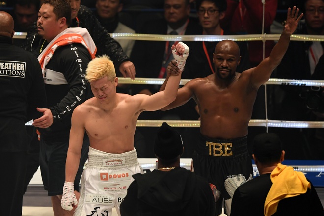 Mayweather hạ gục&nbsp;Nasukawa chỉ sau chưa đầy 3 phút