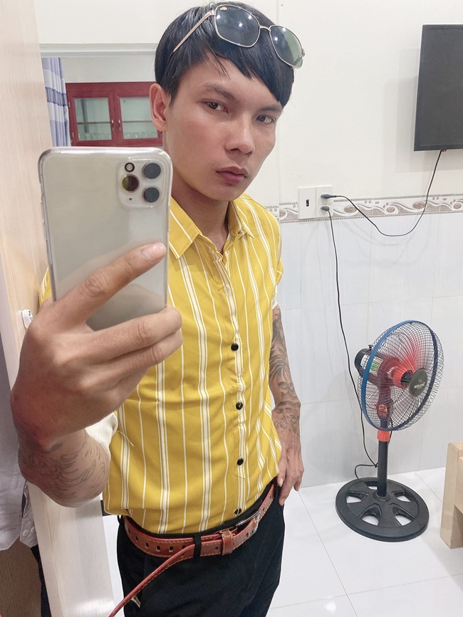 YouTuber sinh năm 1994 từng cho biết, sau 1 tháng lập kênh riêng, anh mới bật kiếm tiền. &#34;Tháng đầu tiên khi được bật kiếm tiền, tôi kiếm được hơn 40 triệu đồng, những tháng sau cũng cỡ 40 - 50 triệu đồng. Nói chung tháng nào nhiều view thì tháng đó sẽ nhiều tiền. Còn những tháng gần đây thì mỗi tháng chỉ còn mười mấy triệu thôi. Tổng cộng hết từ khi lập kênh đến giờ, tôi kiếm được hơn 350 triệu đồng&#34;, Lộc phụ hồ chia sẻ về khoản thu nhập khủng.
