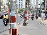 Tin tức trong ngày - Đây là lý do khiến hàng trụ điện “bị bỏ quên” giữa đường, “bẫy” người người dân