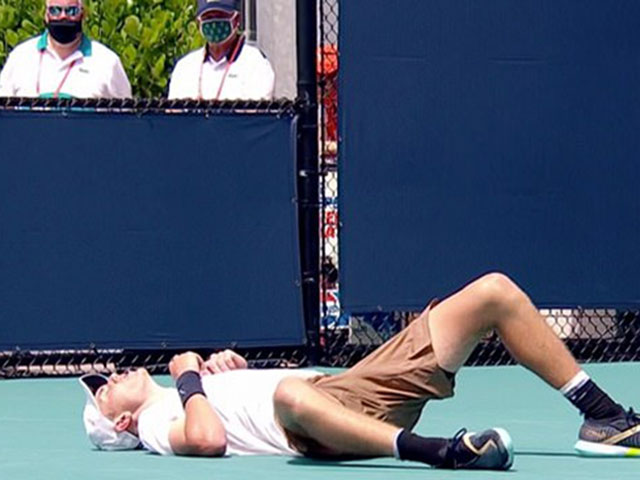 Miami Open ngày 2: Tay vợt tuổi teen ngất trên sân vì sốc nhiệt