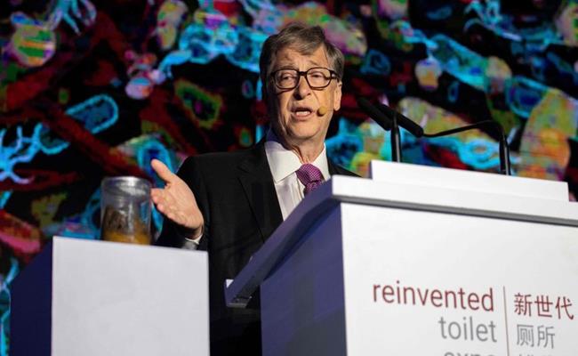 Tại triển lãm Reinvented Toilet Expo diễn ra tại Bắc Kinh (Trung Quốc) năm 2018, tỷ phú Bill Gates đã gây bất ngờ khi cầm theo một lọ đựng chất thải lên thuyết trình.
