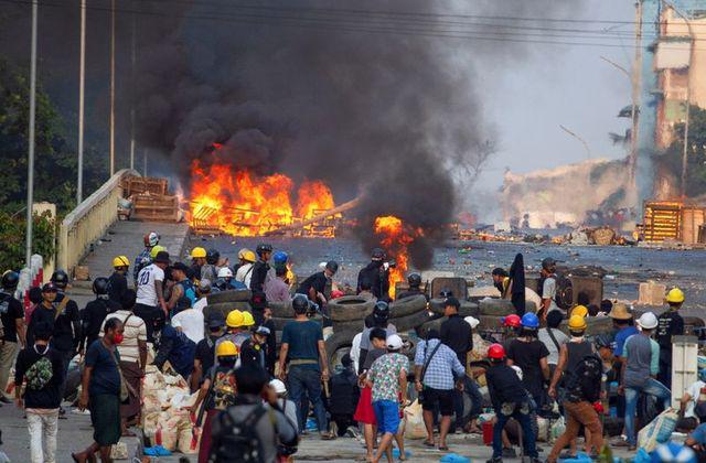 Đụng độ ở TP Yangon hôm 16-3. Ảnh: Reuters