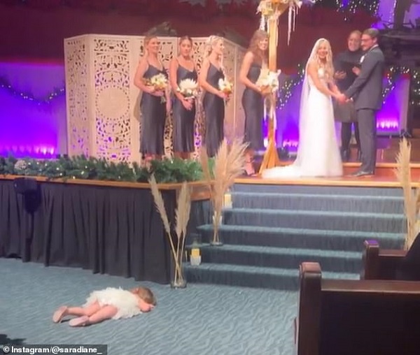 Cô bé nằm ăn vạ ở dưới trong khi mẹ đang tập trung cho đám cưới ở phía trên.