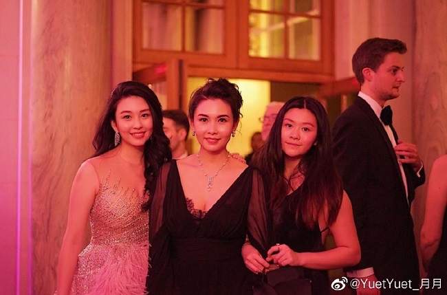 Nữ diễn viên sinh ba con gái cho đại gia họ Thẩm, trong đó con gái lớn Thẩm Nguyệt thừa hưởng nhan sắc và khí chất của mẹ, hiện đang là một trong những tên tuổi trẻ triển vọng của làng giải trí Hoa ngữ.
