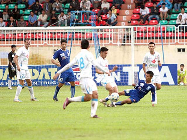 Pha vào bóng của Thanh Hùng (Sanna Khánh Hòa) khiến cầu thủ Tạ Thái Học của HAGL gãy chân năm 2011 được xem là tương tự như trường hợp của Đỗ Hùng Dũng