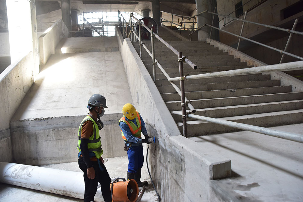 Một số lối lên xuống của nhà ga đã đổ bê tông, các công nhân hoàn thiện để chuẩn bị lắp thiết bị thang máy. Tầng 3 nhà ga này có phòng xử lý không khí, phòng cấp điện, phòng nghỉ của nhân viên. Tầng 4 dưới cùng là sân ga, nơi tàu đón và trả khách.