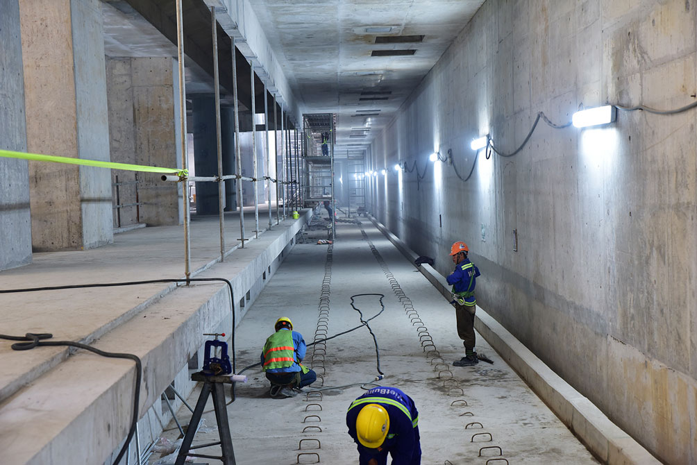 Hai bên sân ga tại tầng 2 là đường ray, nơi tàu metro qua lại đón và trả khách. Ngoài ra, tầng này còn có văn phòng kiểm soát; phòng thiết bị phòng cháy chữa cháy - bơm cấp nước; phòng thiết bị hút, thông gió.