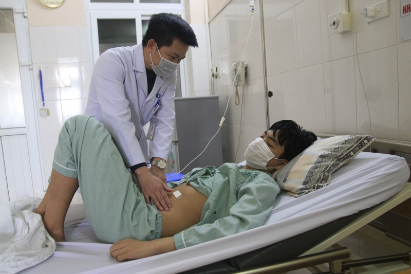 Bác sĩ CKI. Nguyễn Thanh Hưng thăm khám cho bệnh nhân sau phẫu thuật thủng tạng rỗng.