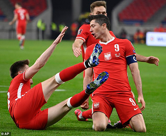 Lewandowski kéo lại&nbsp;1 điểm đầy nghẹt thở dành cho Ba Lan