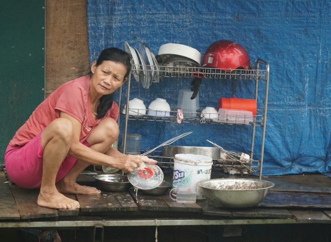 Hằng ngày bà Oanh sinh hoạt trên chính chiếc thuyền của mình.