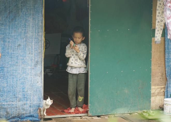 Bà lo tương lai của cháu ngoại sau này cũng như nhiều đứa trẻ khác không biết đi đâu, làm gì.