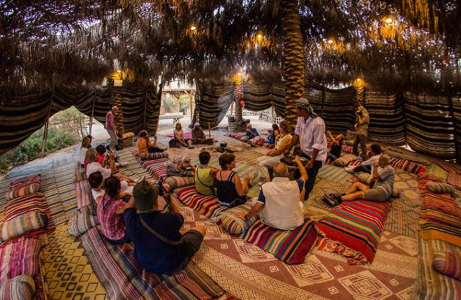 Hiểu rõ sự khắc nghiệt của sa mạc, người Bedouin hiện nay luôn nồng hậu đón tiếp bạn bè, du khách hay người lạ. Ai cũng được phép ở lại với họ bao lâu tùy ý. (Ảnh: Arabamerica)