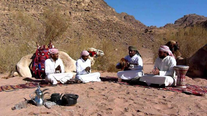 Âm nhạc trong nền văn hóa Bedouin là cách kể chuyện của sa mạc, bao gồm 3 loại chính: Al-shi’ir al-nabati (các bài hát đậm chất thơ); Taghrud (các bài hát của người điều khiển lạc đà) và Ayyala (các bài hát chuẩn bị ... chiến tranh). (Ảnh: Arabamerica)