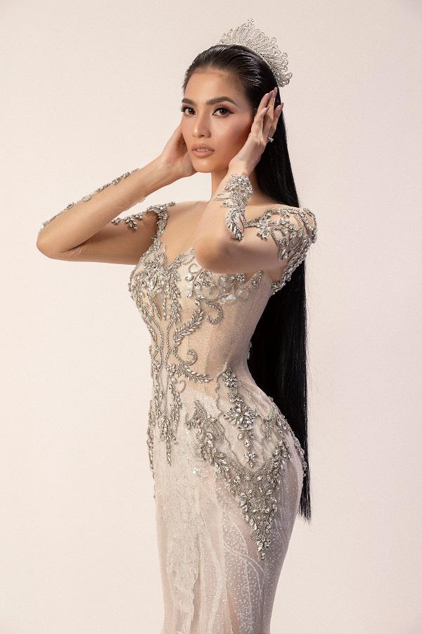Á hậu Trương Thị May đẹp lộng lẫy trong chiếc váy cưới đuôi cá đầy quyến rũ - 1