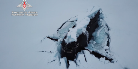 Tàu ngầm hạt nhân Nga nổi lên, phá vỡ lớp băng dày 1,5 mét.
