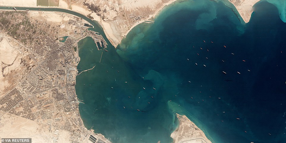Hơn 50 tàu thả neo chờ đợi ở bên ngoài lối vào kênh đào Suez hướng ra Địa Trung Hải.