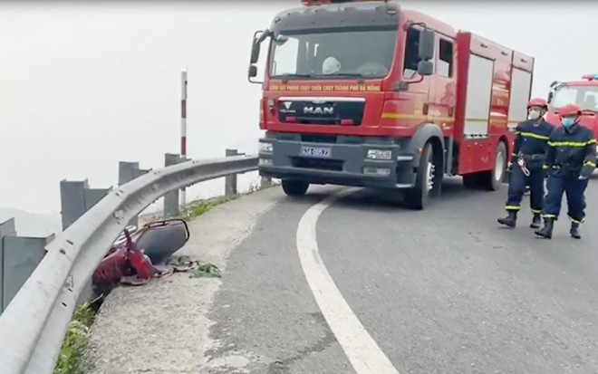 Chiếc xe máy bị tai nạn nằm bên taluy đường ở đèo Hải Vân.