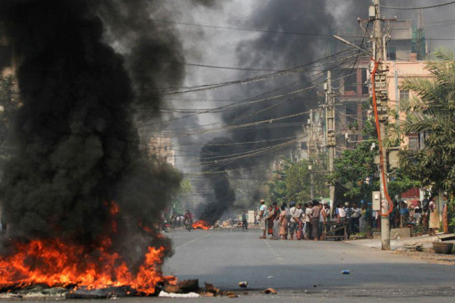 Người biểu tình đốt lốp xe phản đối chính quyền quân sự tại TP Mandalay hôm 27-3. Ảnh: Reuters