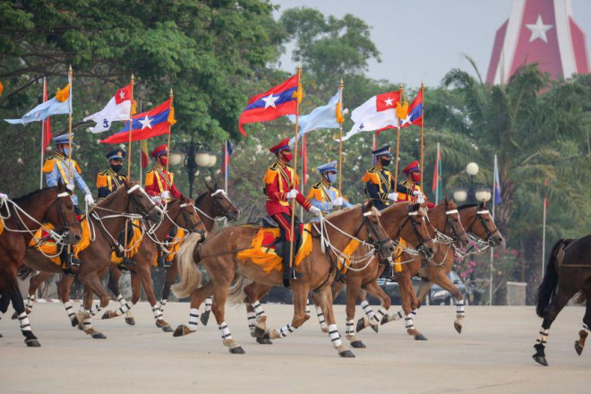 Quân đội Myanmar duyệt binh mừng Ngày Lực lượng Vũ trang 27-3 tại thủ đô Naypyitaw. Ảnh: EPA