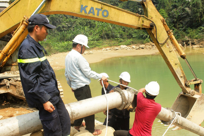 Dùng máy bơm khủng hút nước, tìm người mất tích dưới lòng sông Rào Trăng - 2