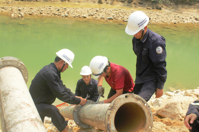 Huy động máy bơm công suất lớn để hút cạn nước ở khu vực nghi ngờ có người bị vùi lấp.