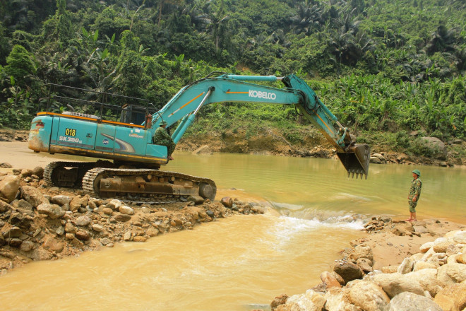 Tách dòng, phân thủy dòng Rào Trăng để tìm người mất tích.